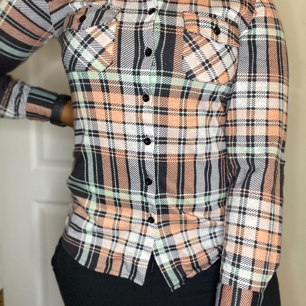 Women’s Plaid button down long sleeve shirt
